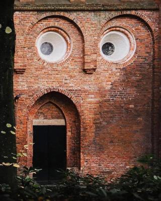 structures-that-look-like-faces-v0-chmyxm8gwirg1.webp